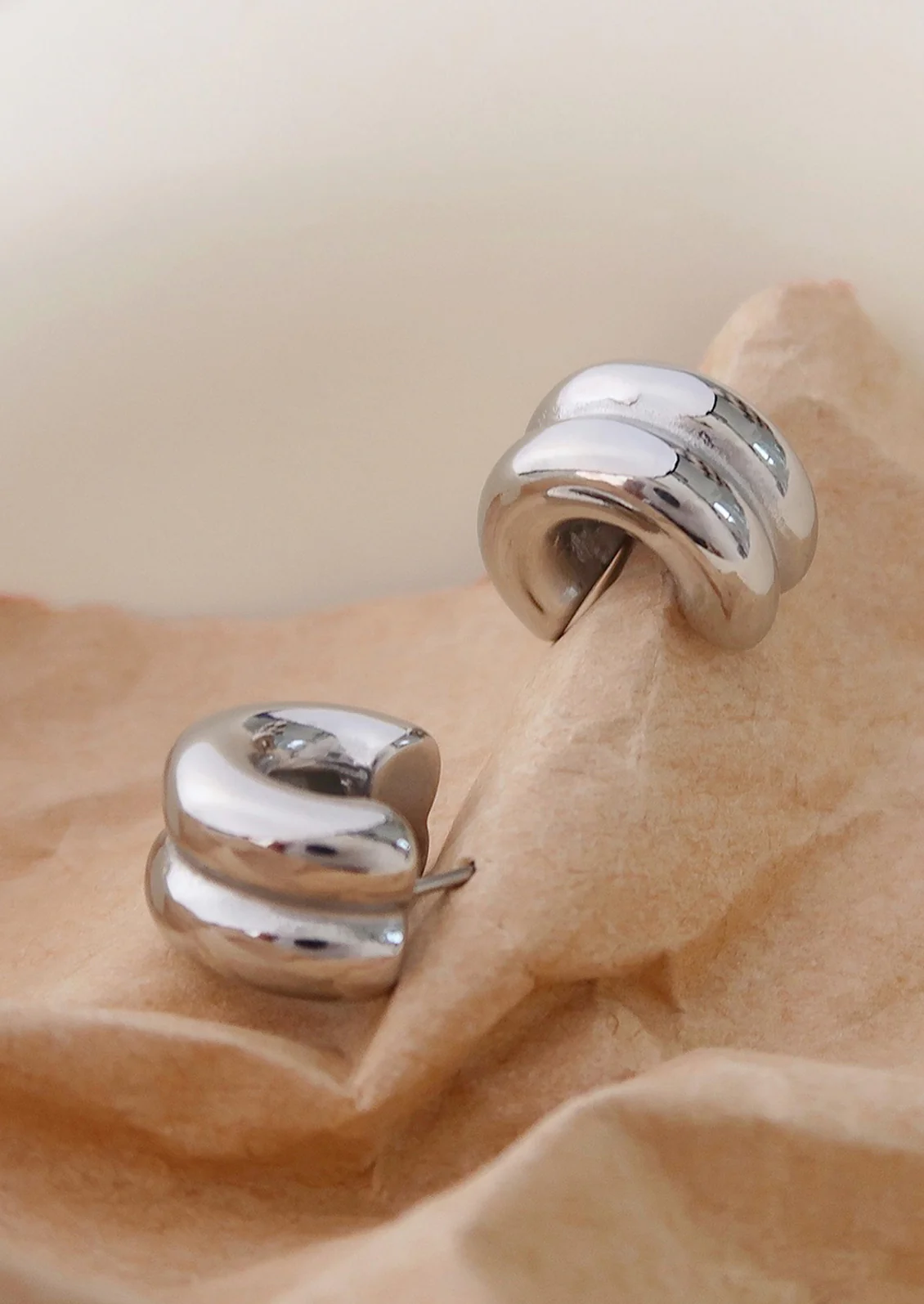 Chunky Rib Hoop Earrings - Image 3