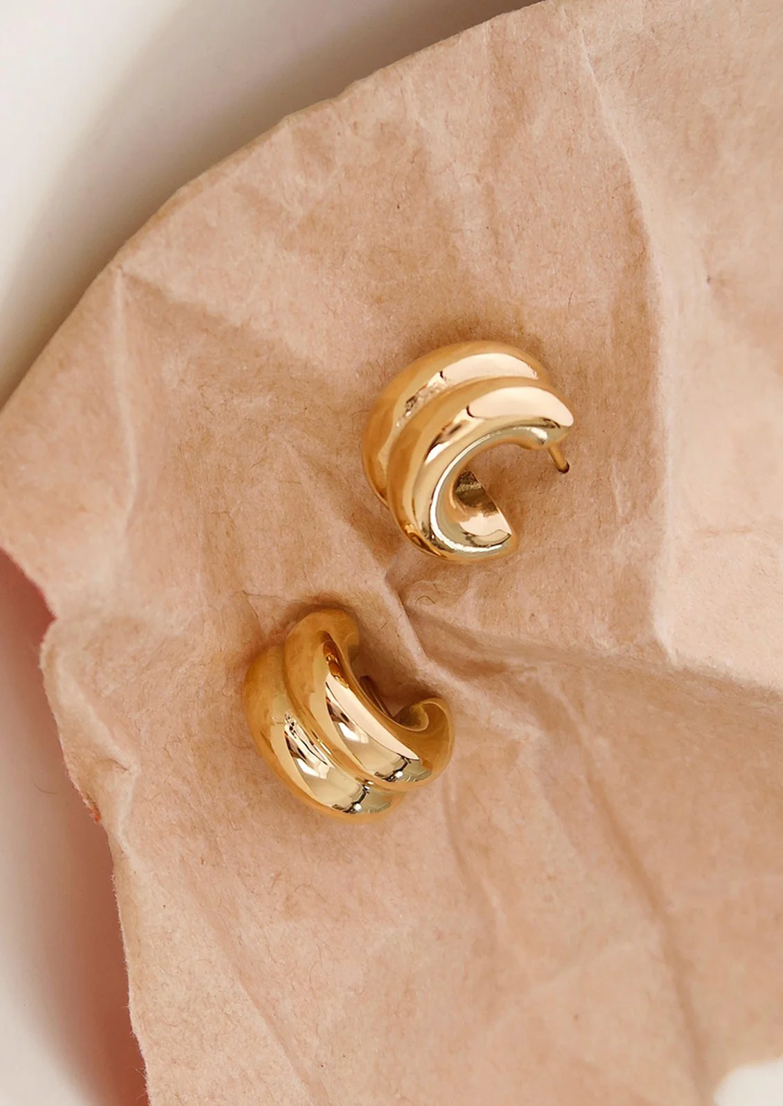 Chunky Rib Hoop Earrings - Image 4
