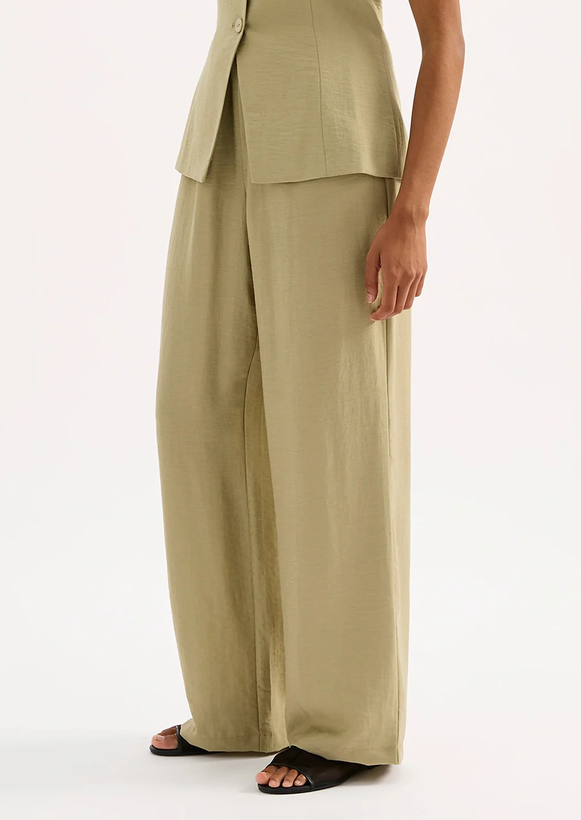 Nia Pant - Image 4