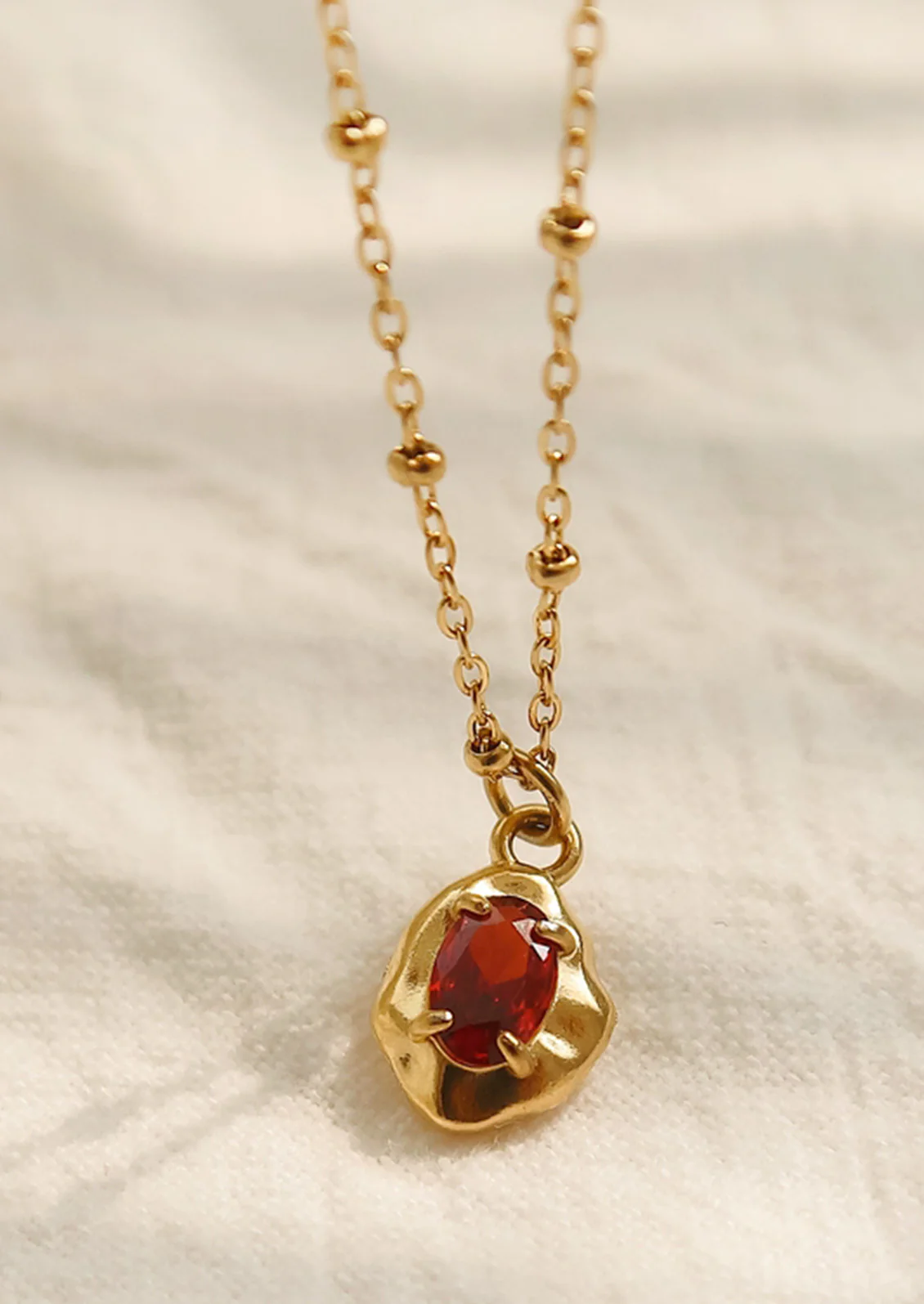 Rouge Pendant Necklace